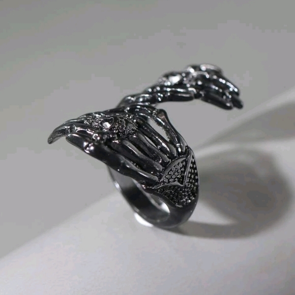 Men skeleton hand design wrap ring - Picture 3 of 4